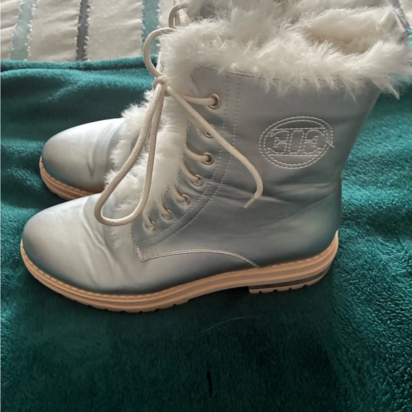 Elegant Silver Fur-Lined Winter Boots - Picture 3 of 4